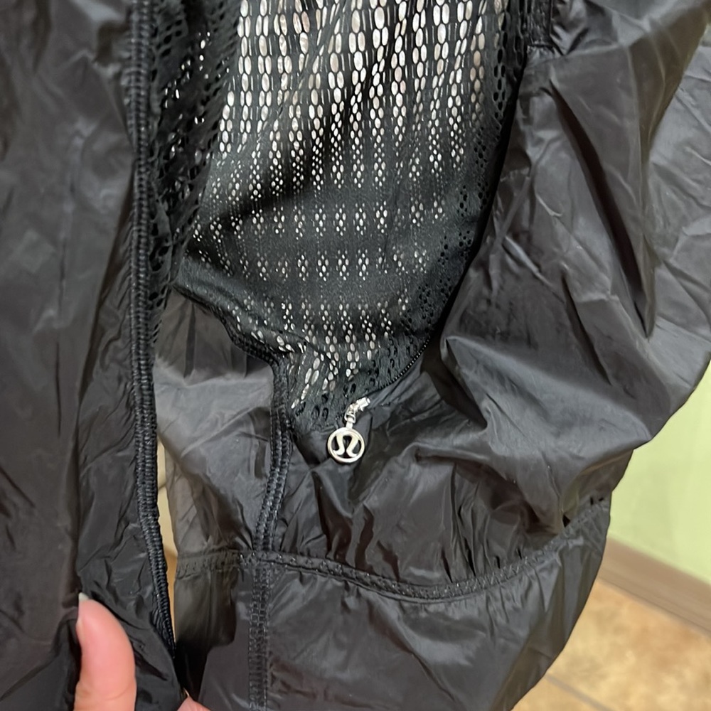 🔴🔴🔴🔴🔴. SOLD 🔴🔴🔴🔴🔴🔴rare lululemon jacket Lightweight - Picture 8 of 17